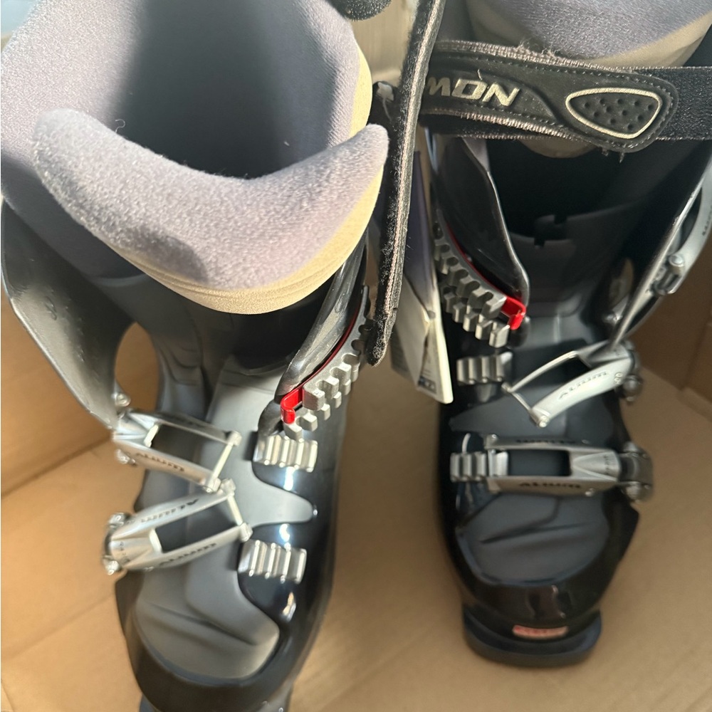 Salomon Women's Black and Silver Ski Boots Brand new